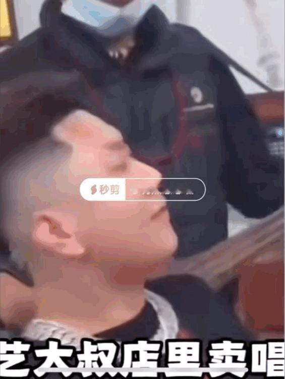 广东籍说唱歌手YvngHuncho在一家餐馆就餐，一位卖唱的藏族大叔给他们演唱
