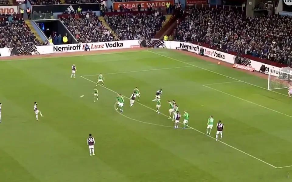 阿斯顿维拉vs纽卡斯尔维拉的任意球设计妙到毫巅！本来站在球前面的是罗杰斯，一般