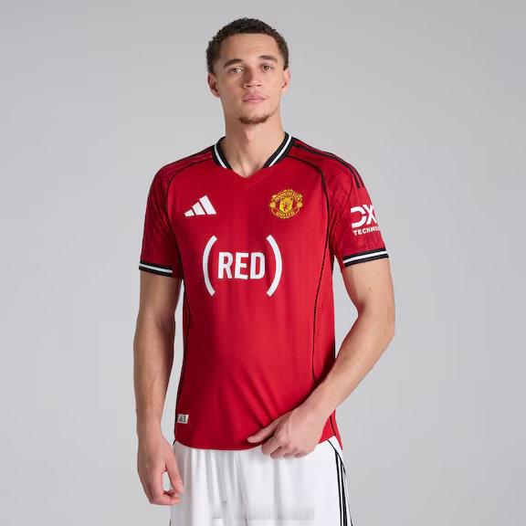 曼联今天球衣的胸前广告是RED。苹果用户都知道，这是防治艾滋病的慈善机构。这是在