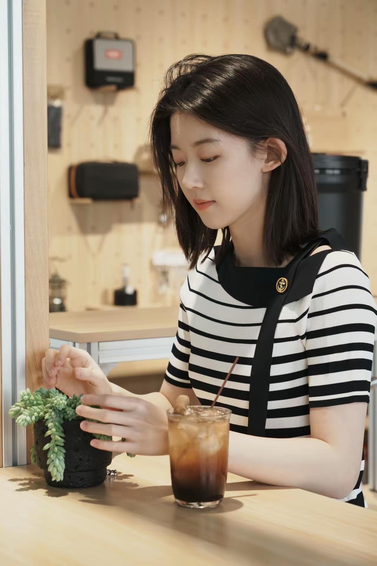 悠闲午后，咖啡与绿植相伴，静享美好时光。🌿☕️