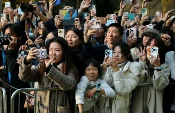 马克龙访华时，许多网友留意到川大学生的手机。