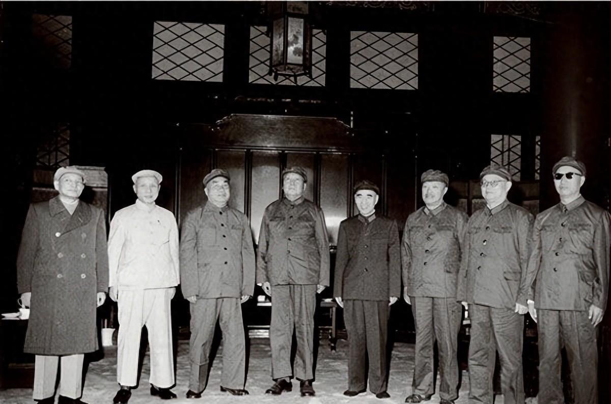 毛主席时代，十大元帅中只有两位不是政治局委员，他们都是谁？“1975年12月，