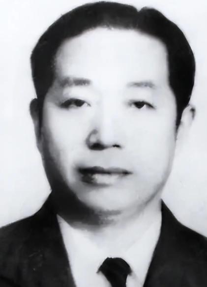 1937年5月，延安凤凰山的窑洞里，毛主席接见了被蒋介石悬赏十万大洋通缉的华克之