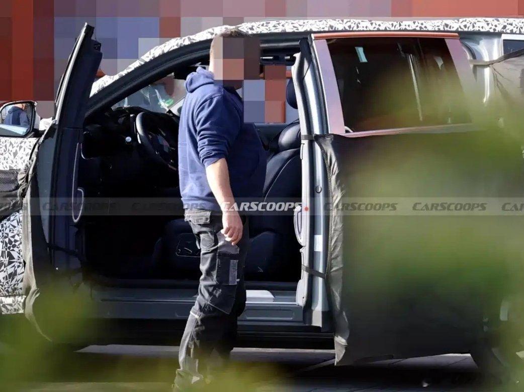 量产对开门？玩这么大？从量产版谍照可以看出，整台车的对开门结构和概念车高度相似