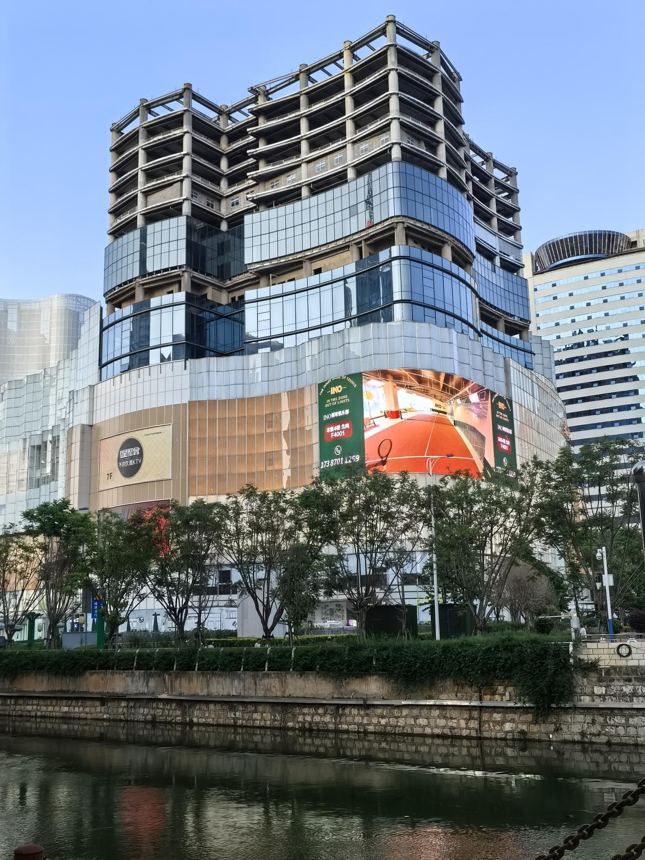 昆明第一高楼只能是照片里，效果图里面看看了。哪些人说龙湖金融中心主塔修好了会修这