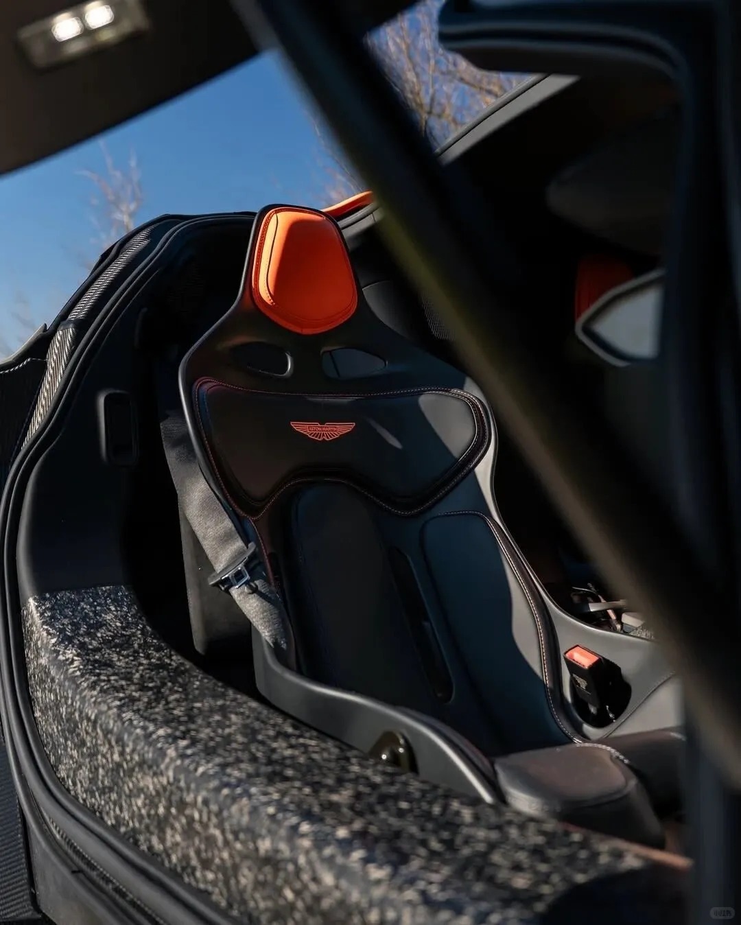 湖山之间的英伦战神——AstonMartinValhalla，灰橙撞色自带高