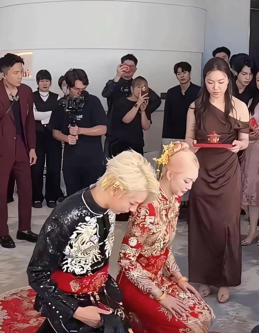 应该不止我一个人会看成光头新娘吧