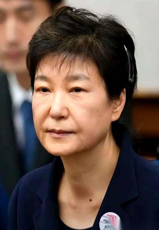 韩国政坛，真是杀疯了。前脚，前总统尹锡悦刚被法官一锤子砸下个“无期徒刑”。后