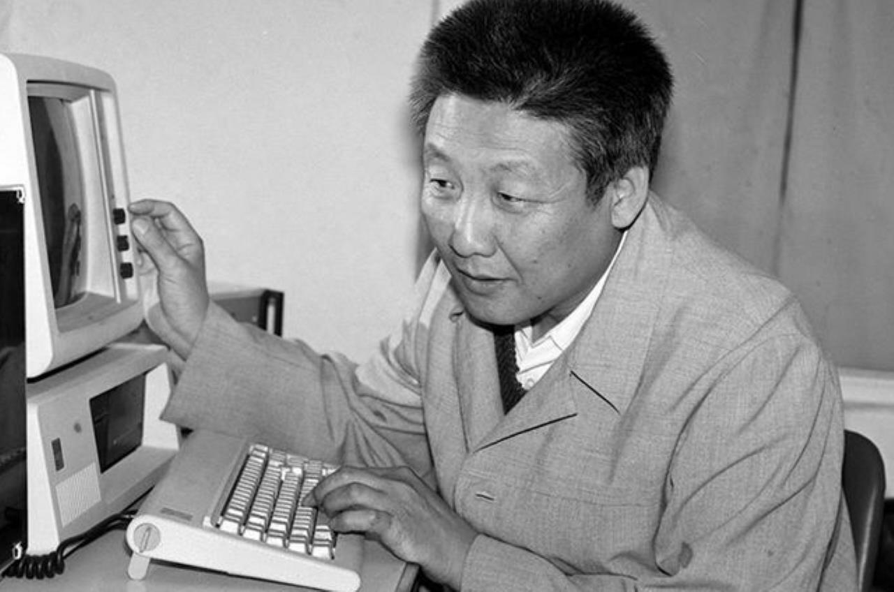 1950年的元宵节，准备回家的孙家栋，发现食堂竟然有红烧肉，一时馋嘴的孙家栋，便