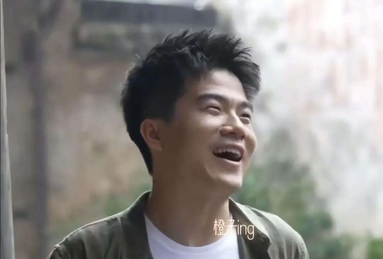 真的想乱磕CP啊！看董宇辉和龙洋在一起录节目笑成一朵花的样子，真的有点想磕他