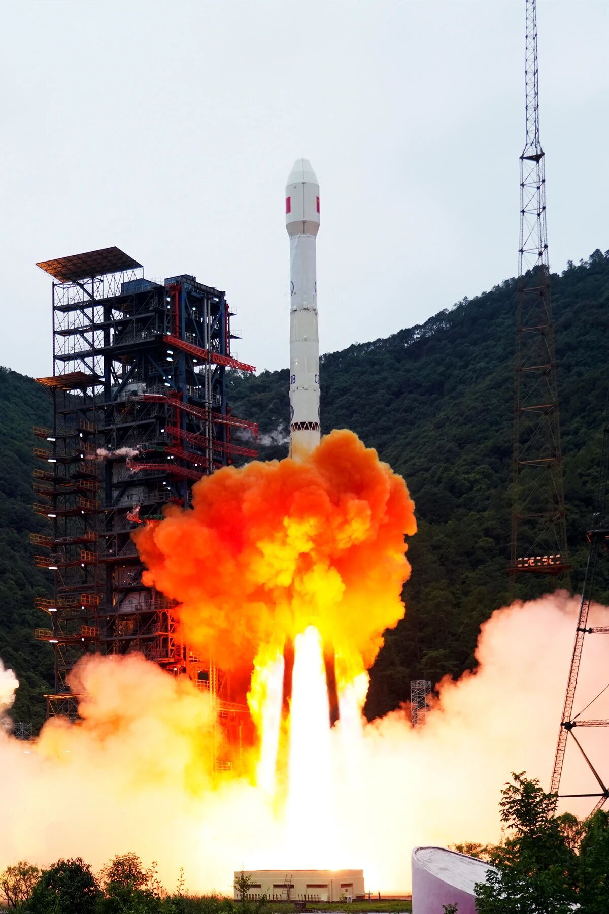 一白俊天下！全白长三乙出山，成功！【航天我国成功发射实践三十一号卫星长三乙火箭
