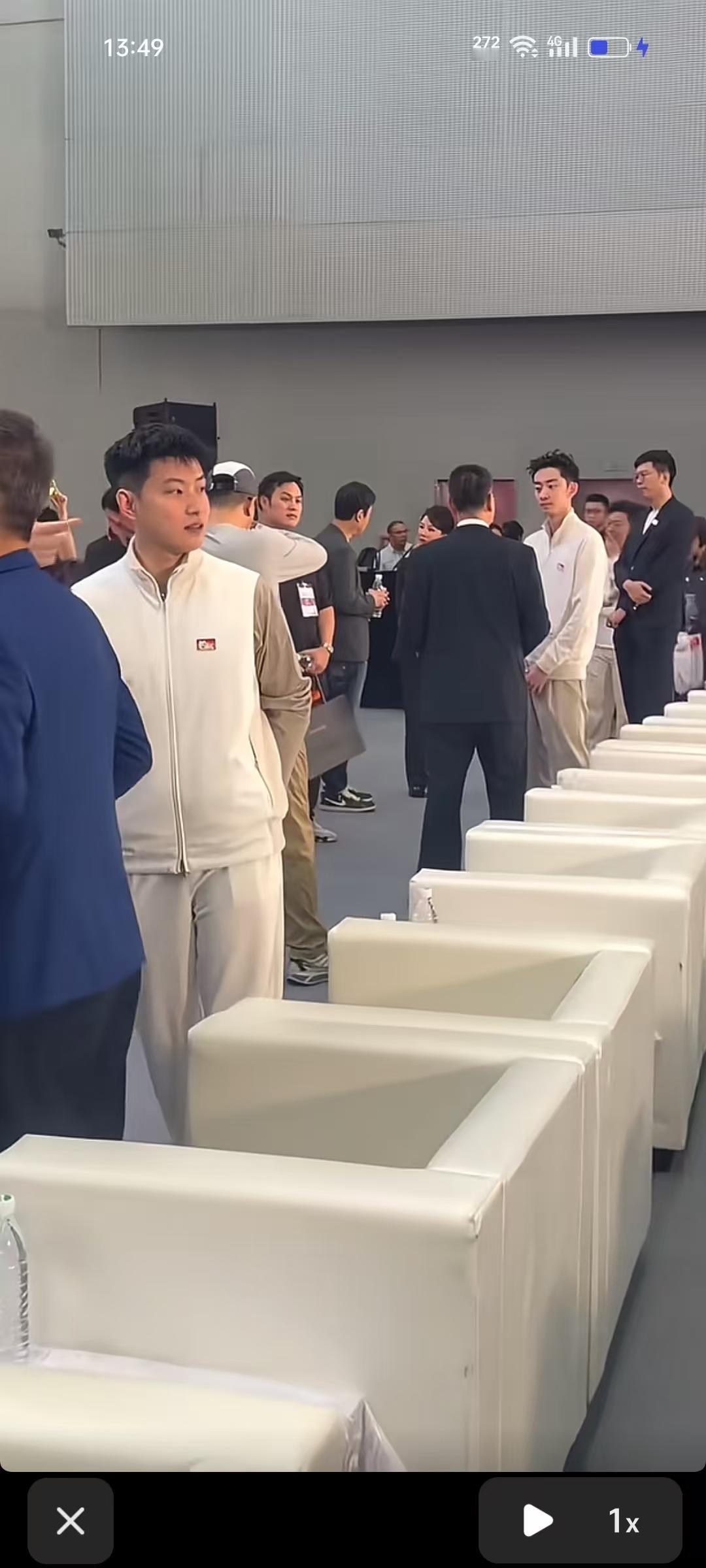 赵心童、吴宜泽、白雨露现身广州参加商务活动，聆听台协领导讲话。今天是台协举办