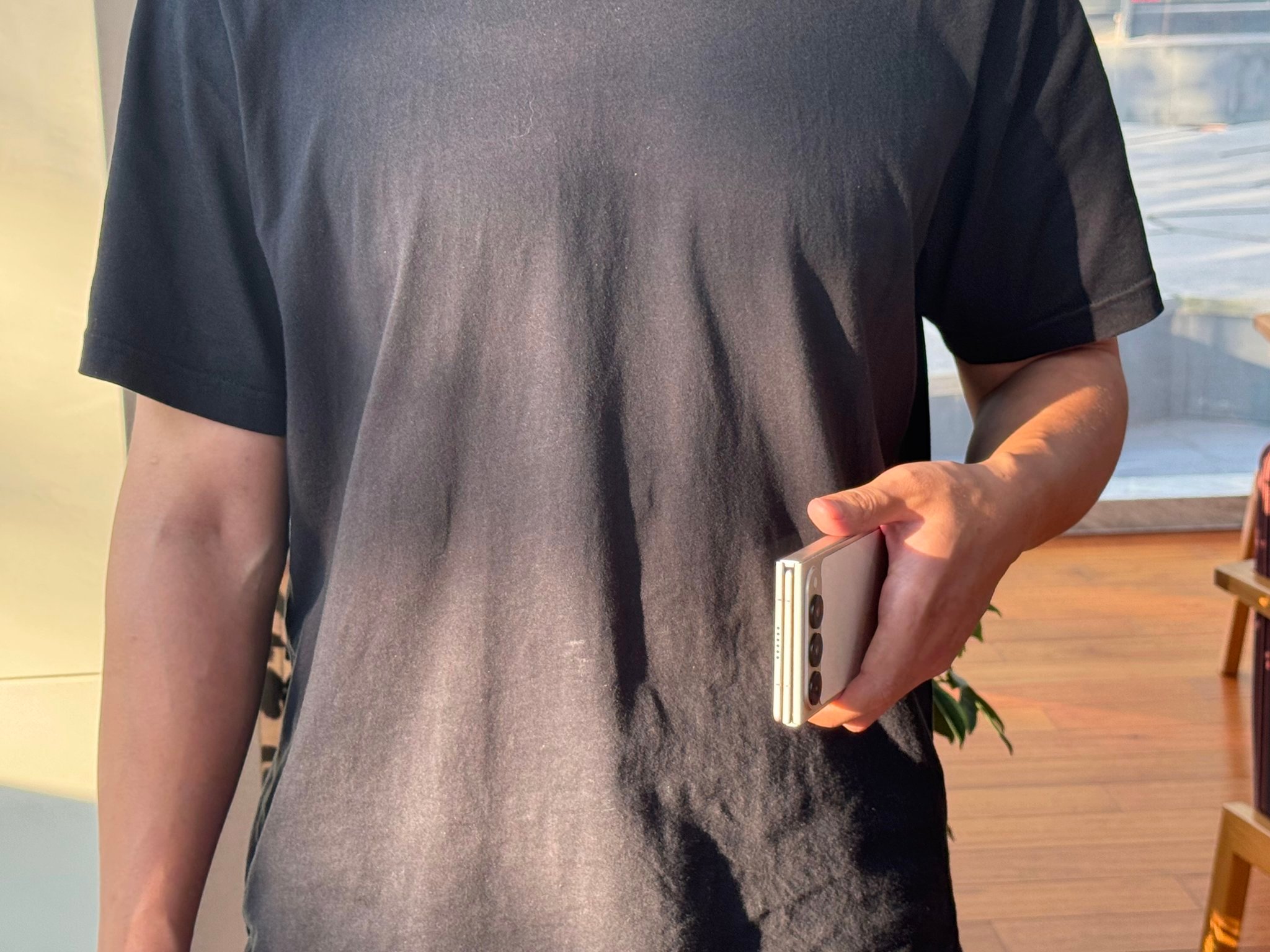 折叠起来之后不像是个折叠机，奇奇怪怪的感觉[捂脸哭]传音的风格一直和三星很像，到时