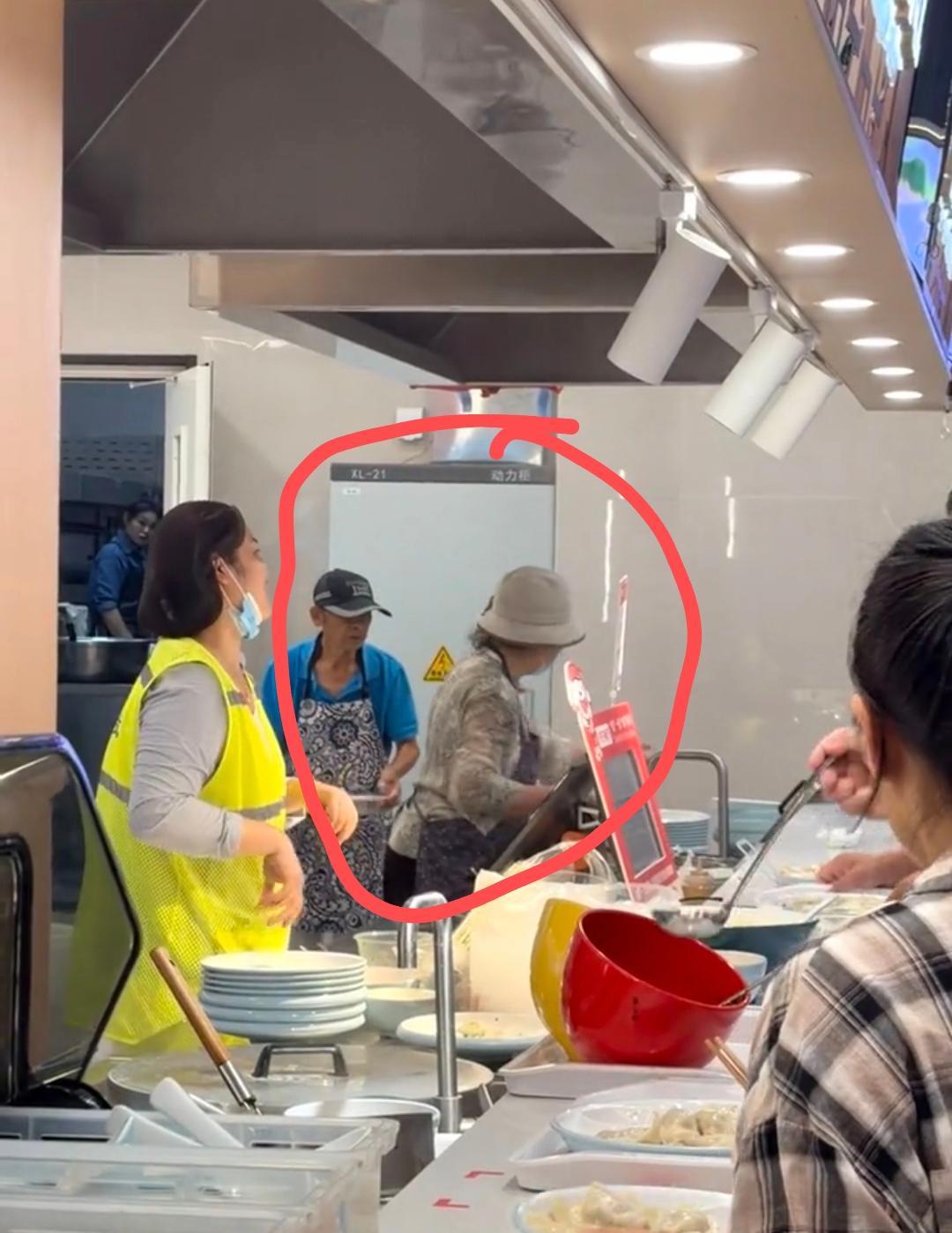 红果免费短剧都不敢这么演，千亿富豪刘强东的母亲王绍侠在食堂打工是真的。而且刘强东