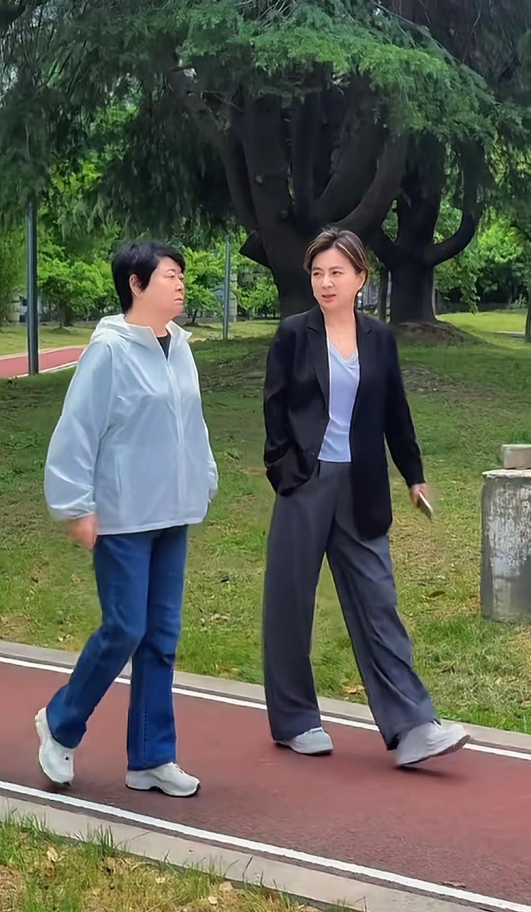 一个温暖的午后，李玲玉陪着母亲在公园里悠闲散步。母女俩有说有笑，状态都特别好，画