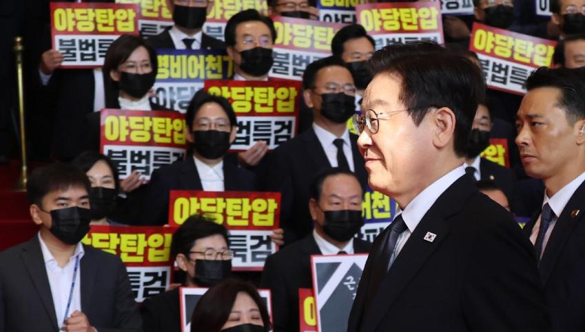 11月4日，韩国总统李在明前往国会发表施政演说，在野党国民力量党全体议员穿黑衣戴