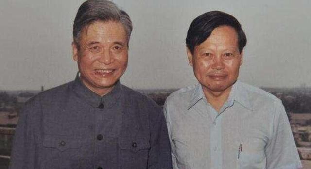 1986年，杨振宁来看望癌症晚期的邓稼先，他开玩笑地问：“你搞原子弹、氢弹，国家