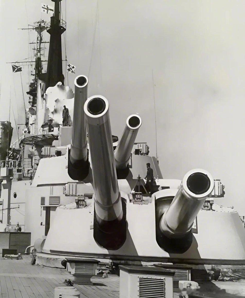 1955年英国海军“前卫”号战列舰的X和Y炮塔烽火问鼎计划