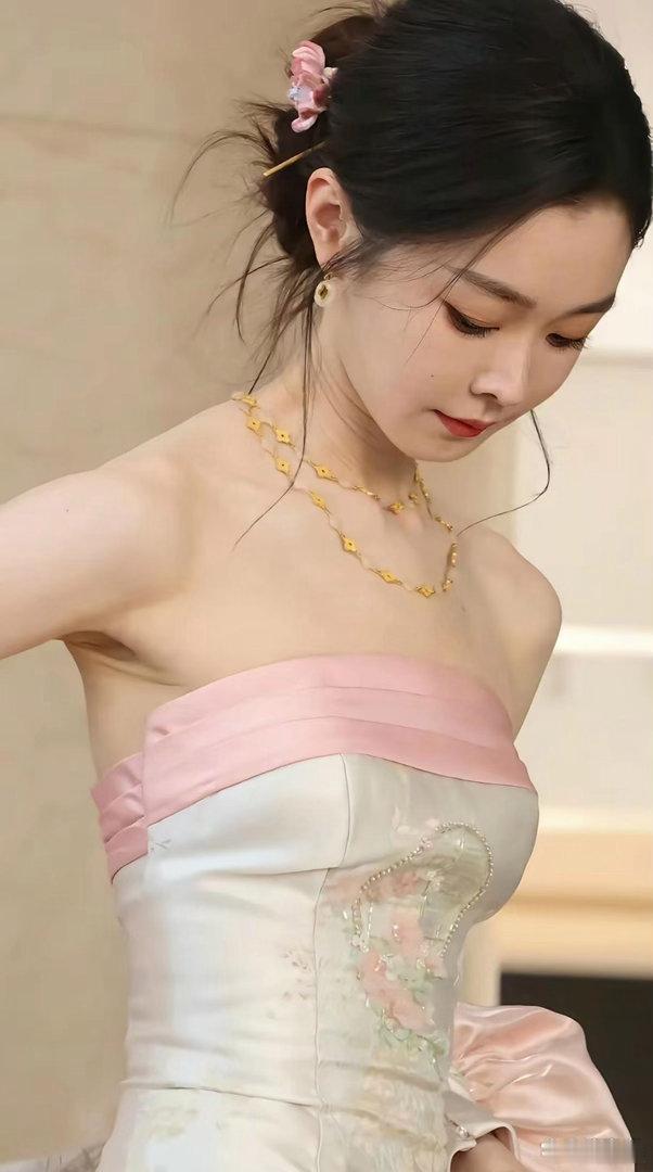 宋轶颜值明艳夺目格外惊艳，容貌美得格外亮眼，只是身形太过纤细，清瘦的模样着实让人