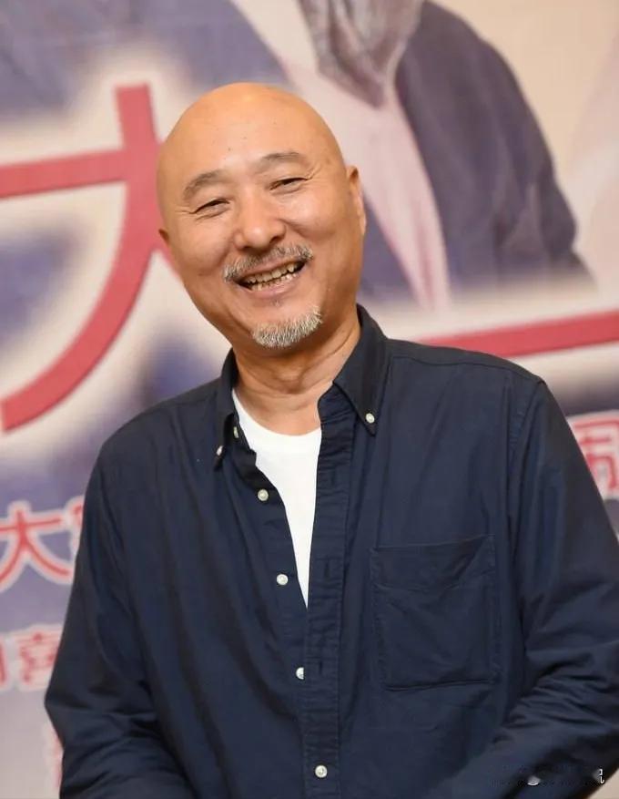 1973年，“黄世仁”陈强提着两瓶好酒，来到“喜儿”田华家，求田华，“田华啊，你