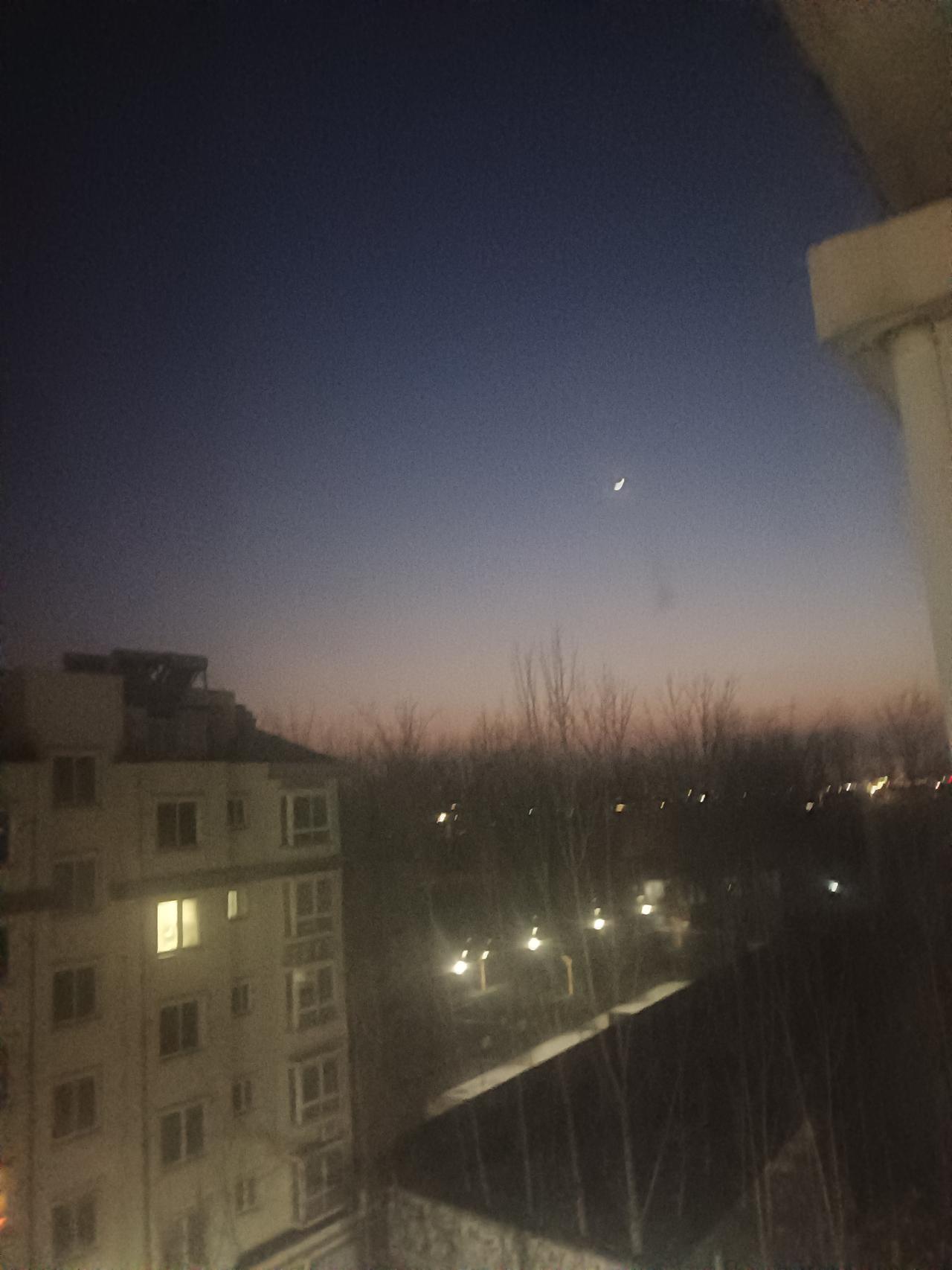 刚刚刷到这种样一个视频，老家一个几十年的老邻居突然没有了，在外工作的儿子回来的一