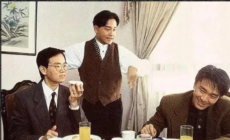 1992年，黄百鸣拍《家有喜事》，打电话邀请周星驰，周星驰本来不想演又不好拒绝，