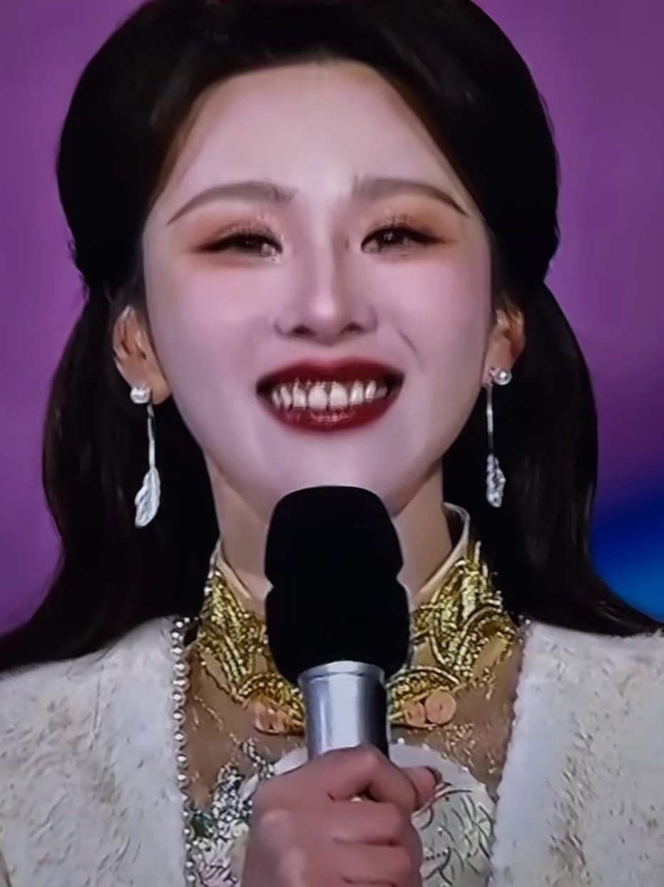 这网红化妆水平？按台到央1正在播跨年晚会，不认识这位主持人但妆惊到我