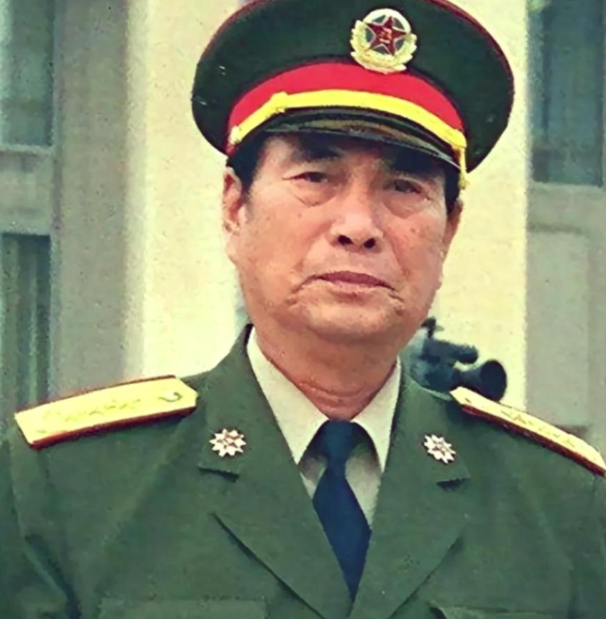 张万年上将一辈子热爱毛主席。1995年，张万年得知毛主席的儿子毛岸青，和儿媳邵华