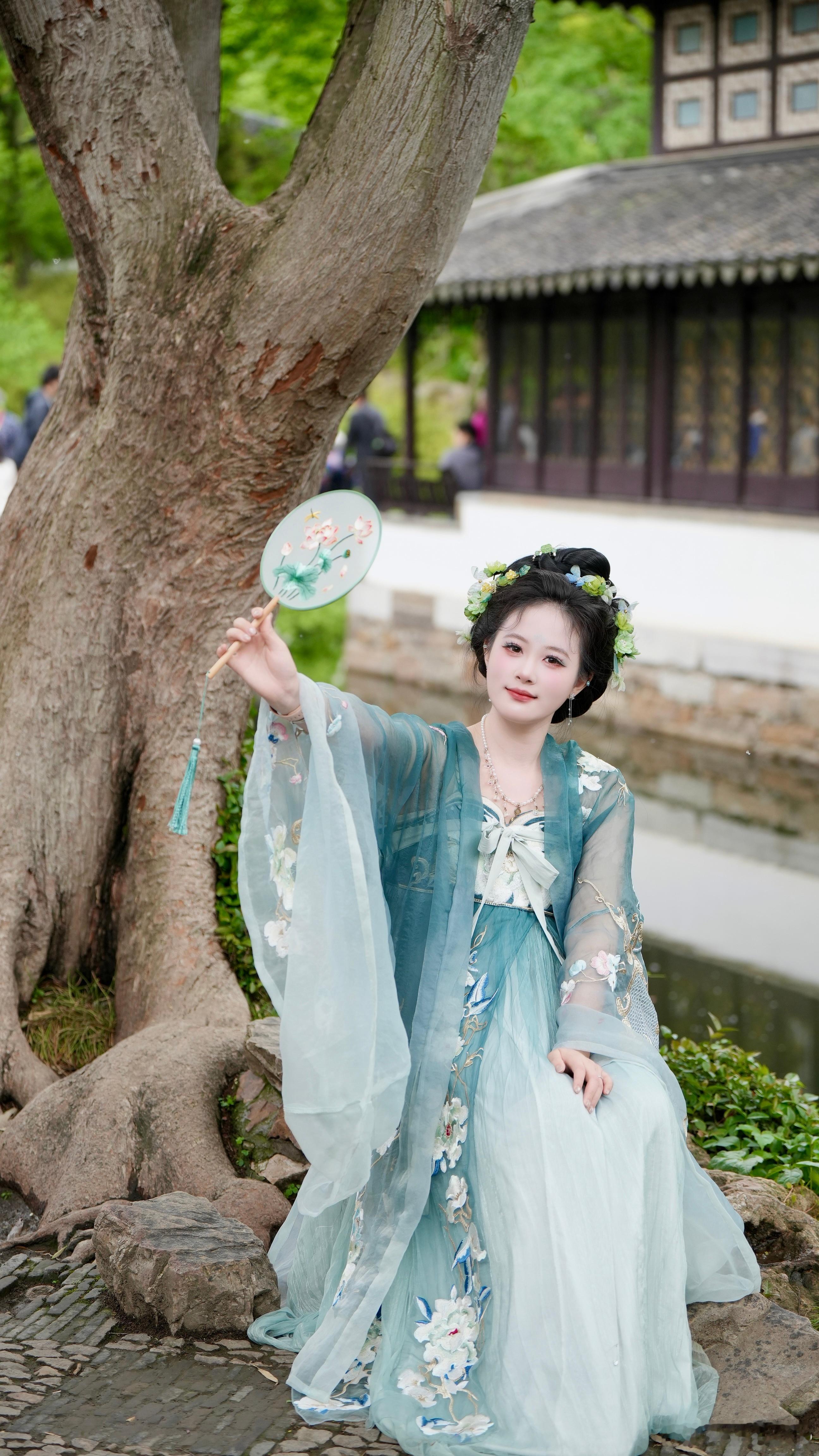 借一抹青黛色，晕染江南的温柔。苏州园林约拍汉服写真模特汉服美人漂亮小姐姐苏州