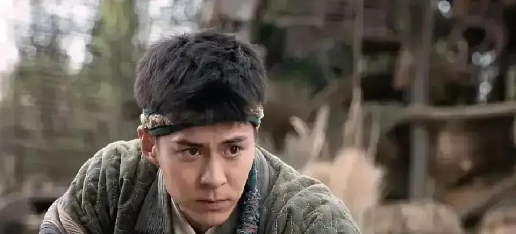 新版《寻秦记》票房破8亿，中年沉默杀疯了首日4200万，首周3.2亿，香港