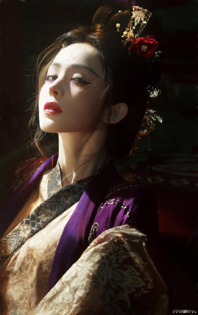 夏弃疾说娜扎美的很不简单夏弃疾娜扎一个神厨一个神图，直接把视觉享受拉到顶级，娜扎