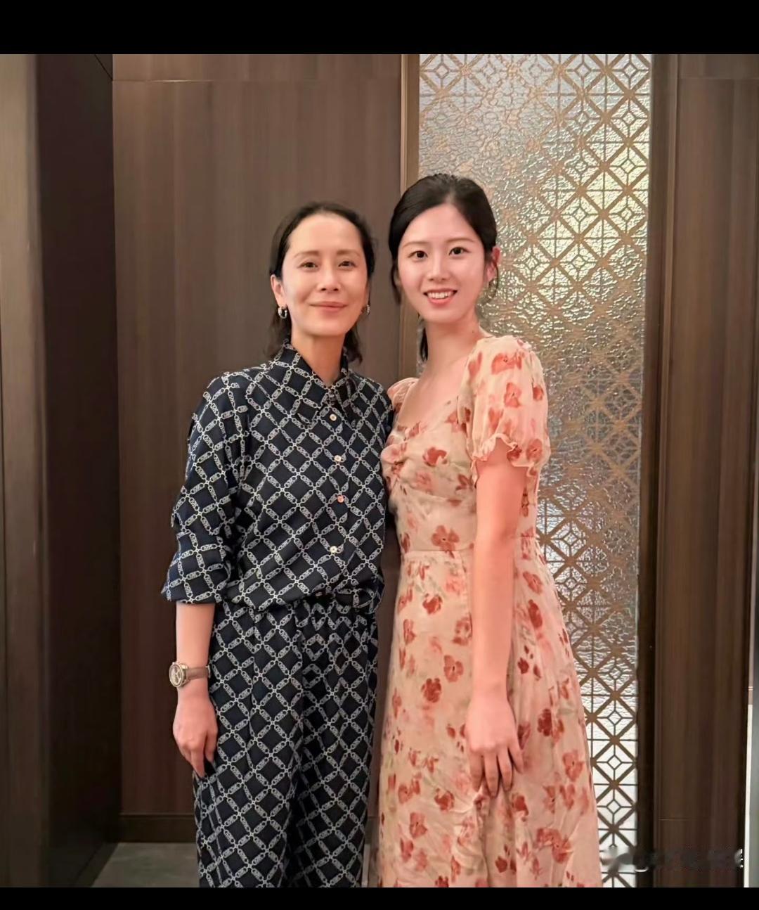 年近五十的海清素颜带儿子现身亲友聚会！海清素颜略显疲惫，只是她的儿子190的身