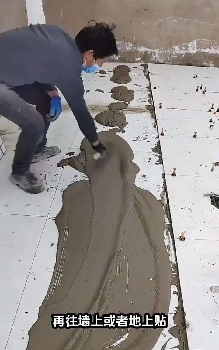 你家瓷砖工坚持给地面抹厚浆？别骂他外行，他可能比网红设计师更懂行。我看到他