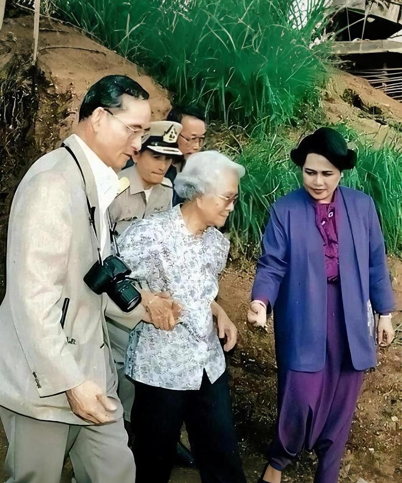 泰国诗纳卡琳王太妃是拉玛九世的妈妈，虽然有些地方译成太后，但其实她是亲王妃，地位