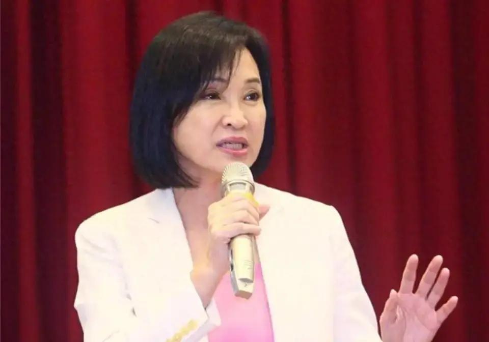 柯志恩最近天天深夜开直播，镜头里地方里长轮流上麦，弹幕刷得飞起。眼尖的网友发现