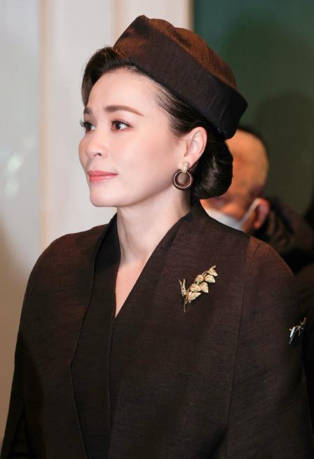 泰国玛哈·哇集拉隆功十世国王，爱面子，选择了貌美如花的妻子之一当王后。查尔斯三