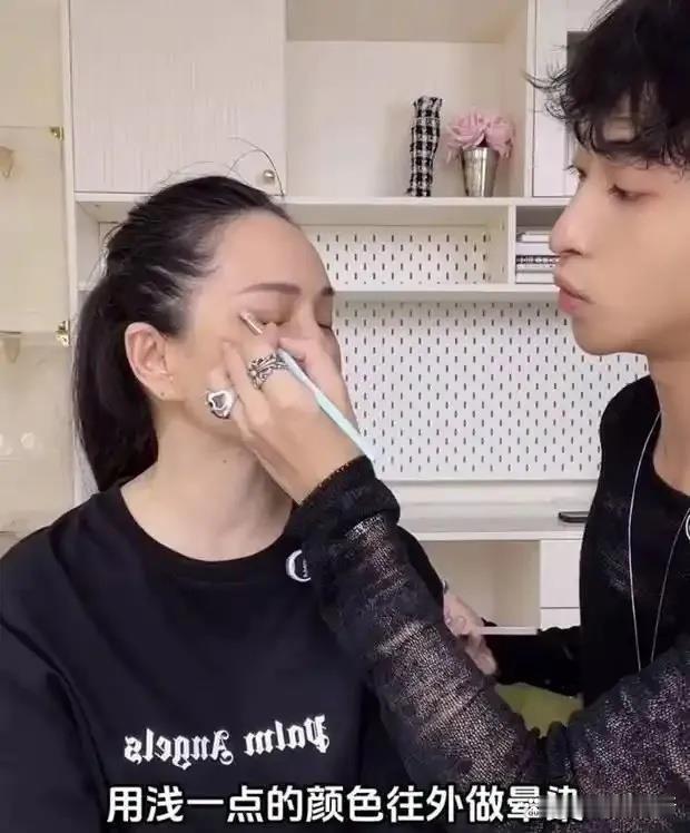 伊能静的儿子原来对化妆也很有心得，加上他自身也很爱美，不知道以后会不会进军美妆行