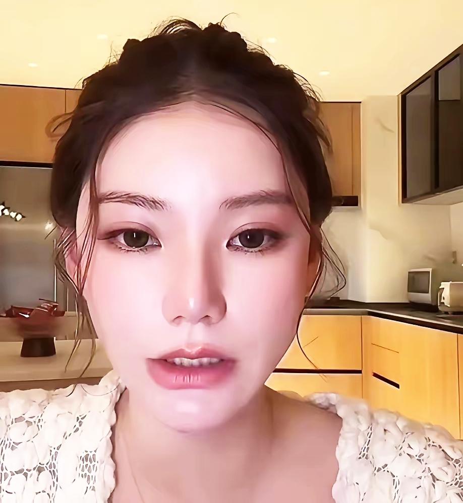 马筱梅的好媳妇人设，因她老公一场直播彻底陷入争议之中。本是马筱梅喜得贵子，阖家