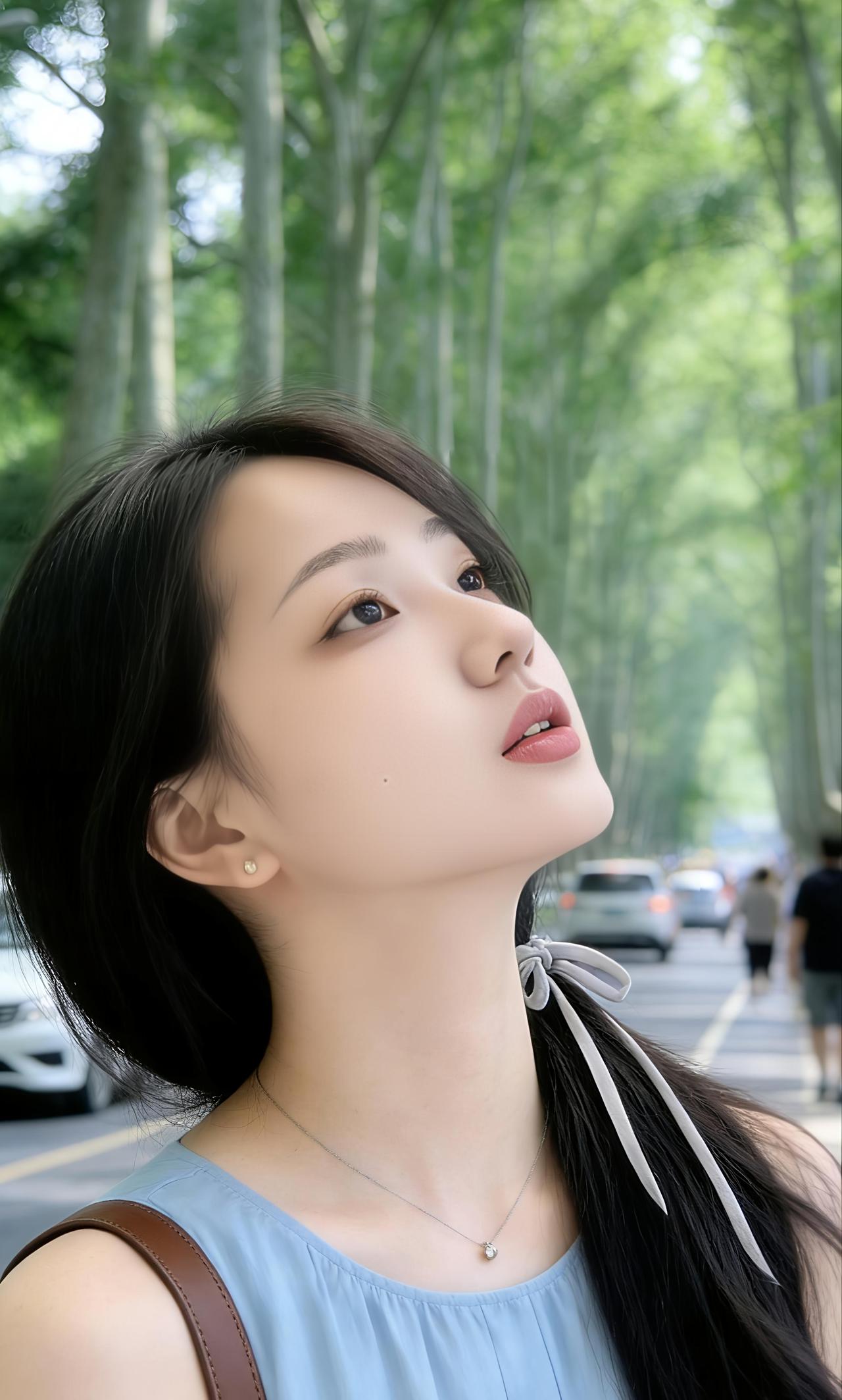 今天的风吹得很轻柔，阳光也很温暖，一切都刚刚好。风裹着草木清香拂面，这甜味纯粹