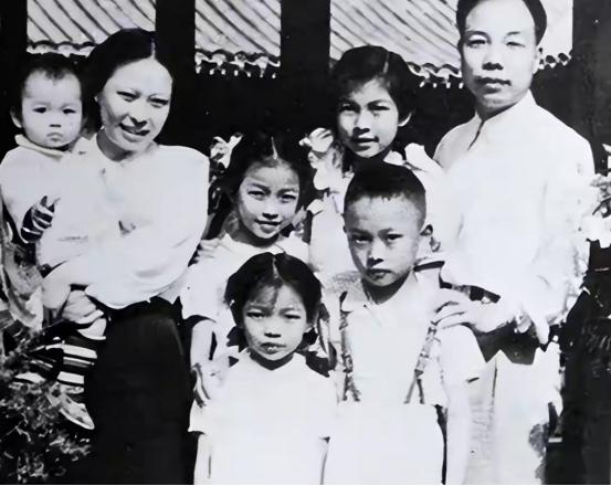 1958年，开国上将萧华回到江西兴国，找到了失散24年的亲妹妹萧金洪。见面时，萧