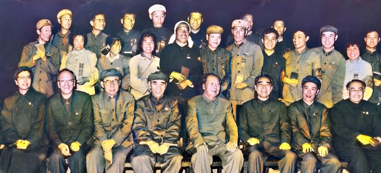 这是1967年五一劳动节，毛主席接见陈永贵等山西革命委员会代表。这一年，陈永贵担