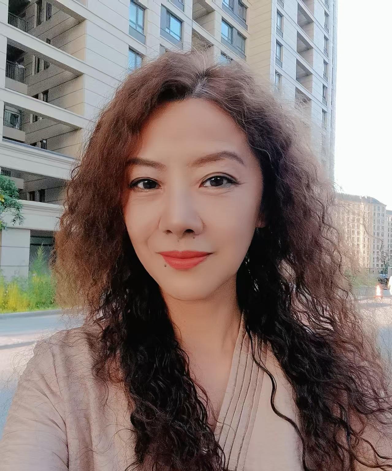 出去散完步回来有点渴，赶紧上楼，特别想喝口冰镇啤酒。冰箱里还有一瓶青岛经典，剥