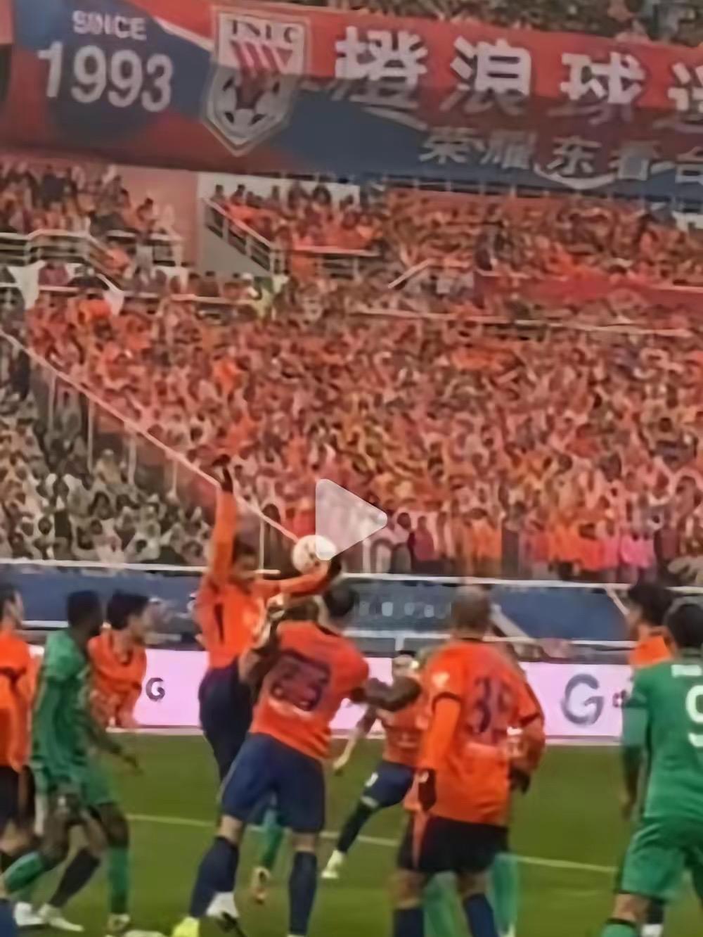 中国足协为北京国安发声！京鲁大战，裁判漏判了北京国安的点球作真是朝中有人好做官