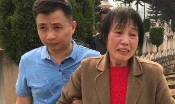 1984年，一战士壮烈牺牲，其新婚20天的妻子拒绝改嫁，坚持生下遗腹子。35年后