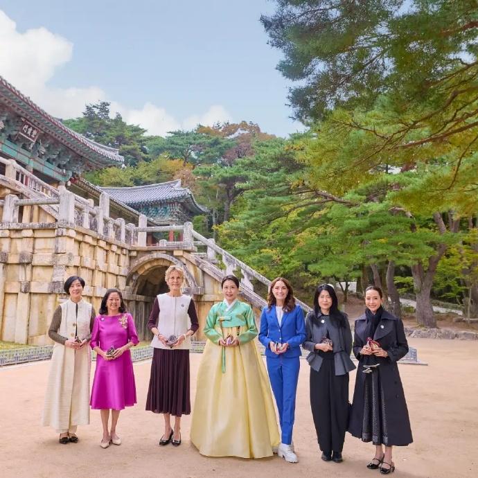 10月31日，APEC夫人团同框参加活动，菲律宾第一夫人最矮，加拿大总理夫人最高