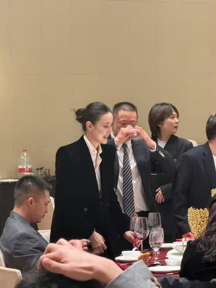 刘涛坐宋佳腿上说话我支持这门亲事，聪明的导演已经已经开始递剧本了