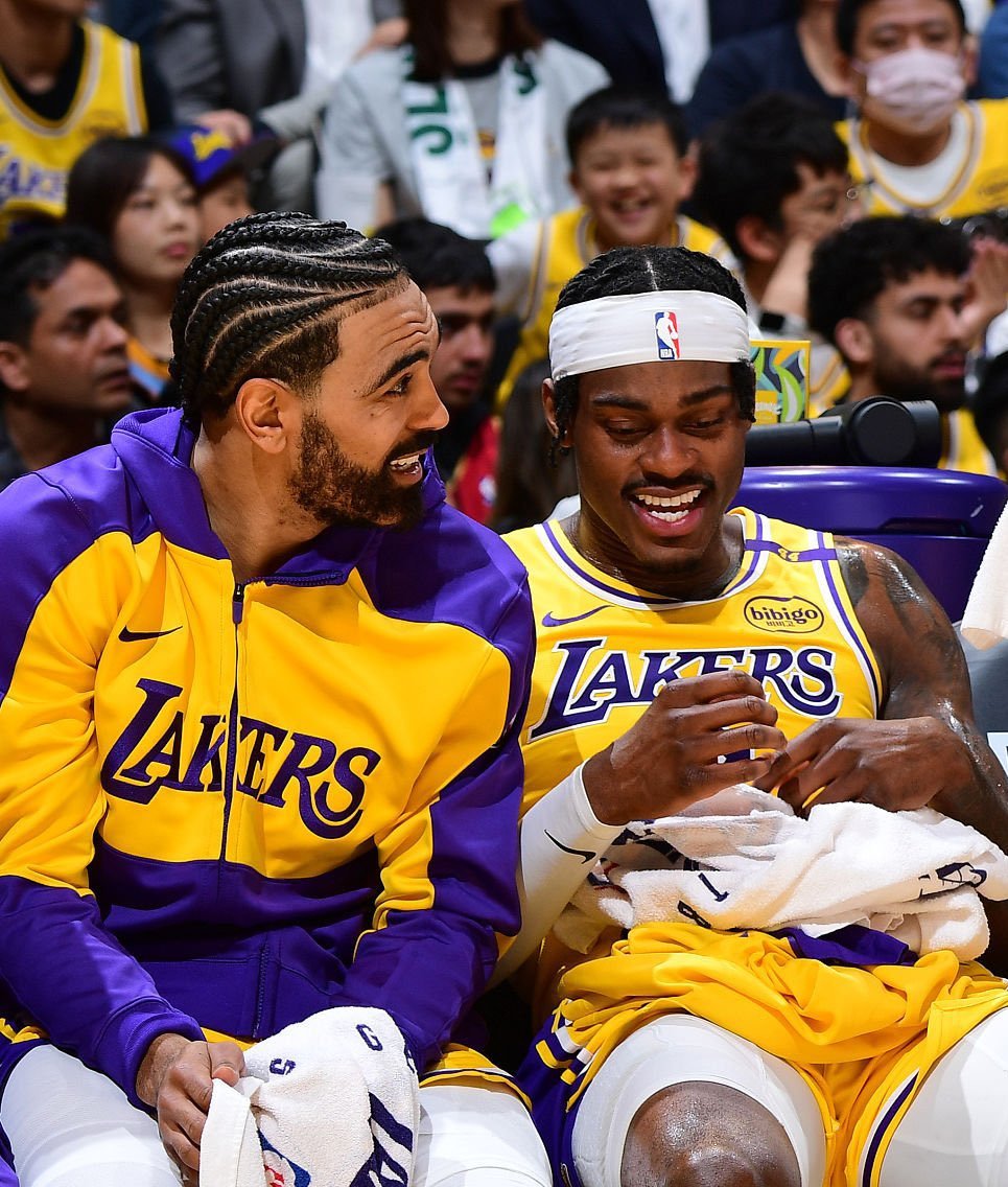 NBA记者SeanDeveney报道，湖人队此前曾有多次机会将文森特和范德彪纳
