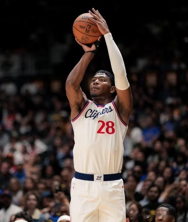 不知湖人是否后悔放走八村垒？在今天举行的NBA季前赛中，快船对阵勇士，八村垒表