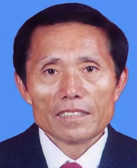 1991年，一村官一上任就为村里办了三件事：第一件事将自家价值200多万元的纸厂