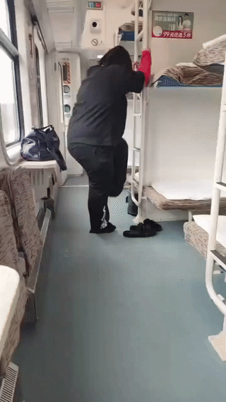 一名肥胖女子乘坐火车竟然买了一个中铺票？她本来是想爬上铺位先休息一会儿。结果